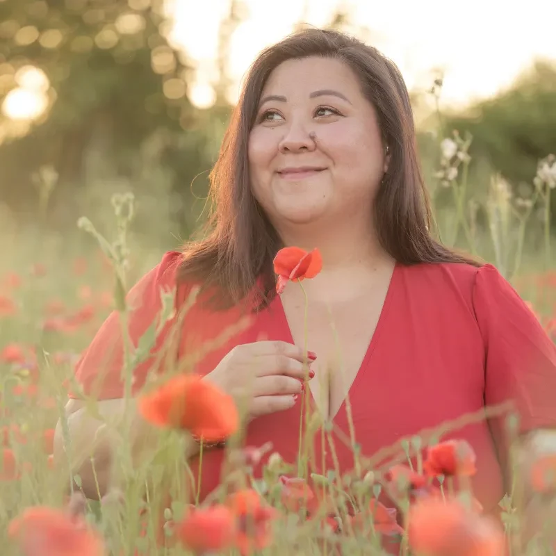 MissKokori_blog_lifstyle_presentation Miss Kokori dans un champs tenant une fleur de coquelicot